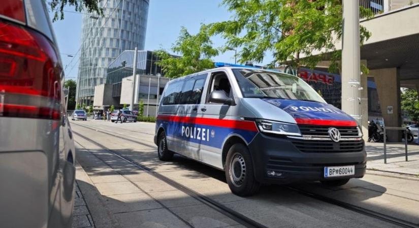 Elszállítják az áldozatokat az iskolai lövöldözés helyszínéről
