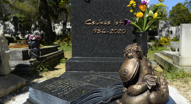 Új Süsü-szobor került Csukás István síremlékére, a régit a rendőrség sem találta meg