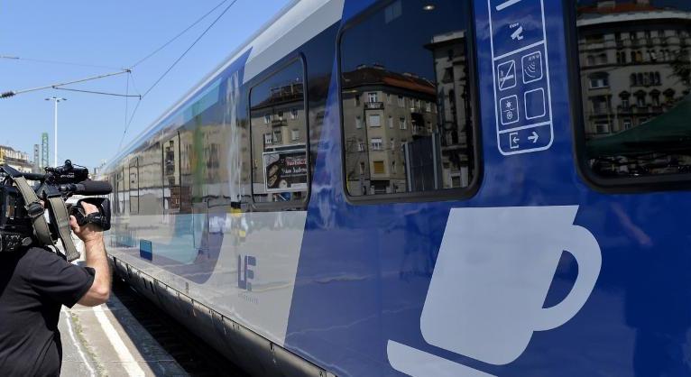 Átverés: Lázár János utasítására csalt a MÁV a balatoni vonatok késéseivel?