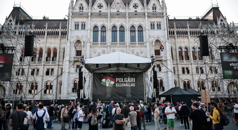 Puzsér Róbert vezetésével a Kossuth Lajos téren tüntetnek - Az Index tudósítása a keddi demonstrációról