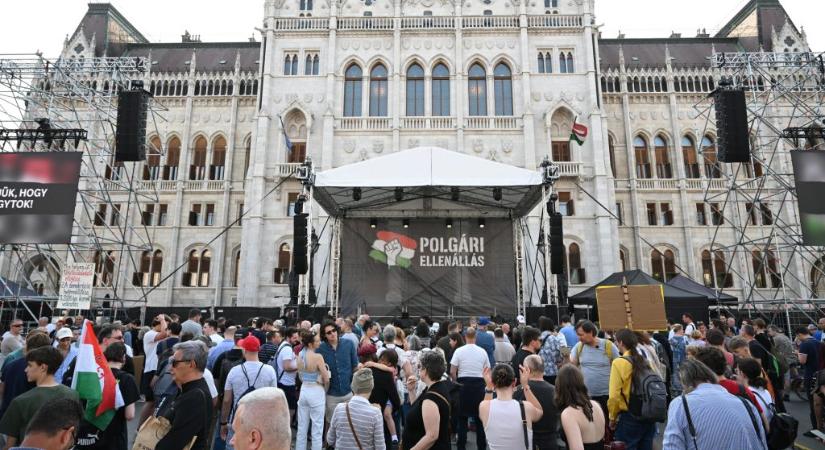 Hadházy Ákos a Kossuth térre hívta a követőit