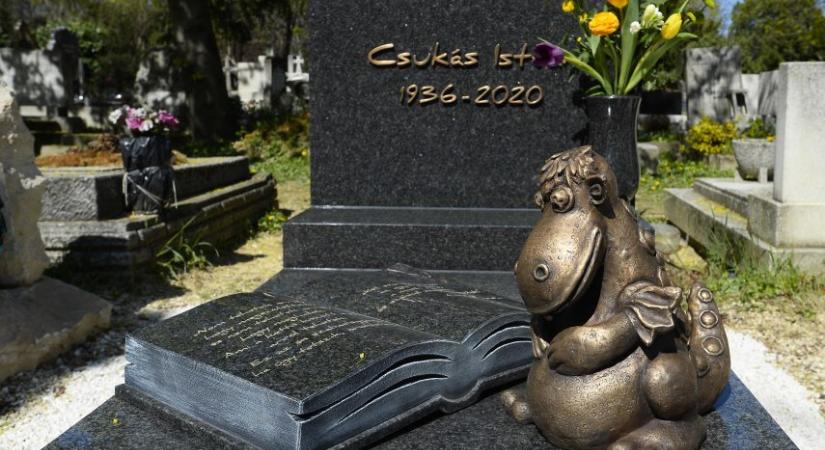 Pótolták az ellopott Süsüt Csukás István síremlékén