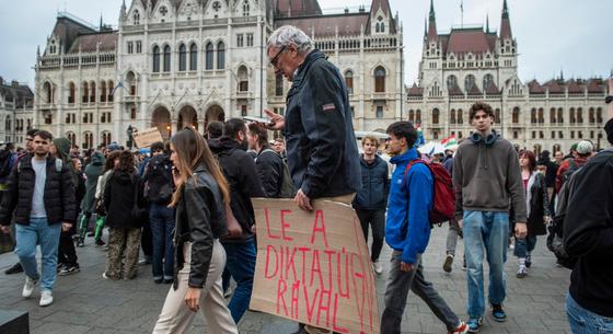 Kezdődik Puzsér Róberték tüntetése a Parlamentnél, ahol húsznál több felszólalót várnak – élő