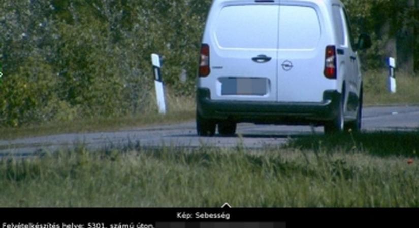 156 km/órával repesztett egy dobozos Opel, csúnya bírság lett a vége!