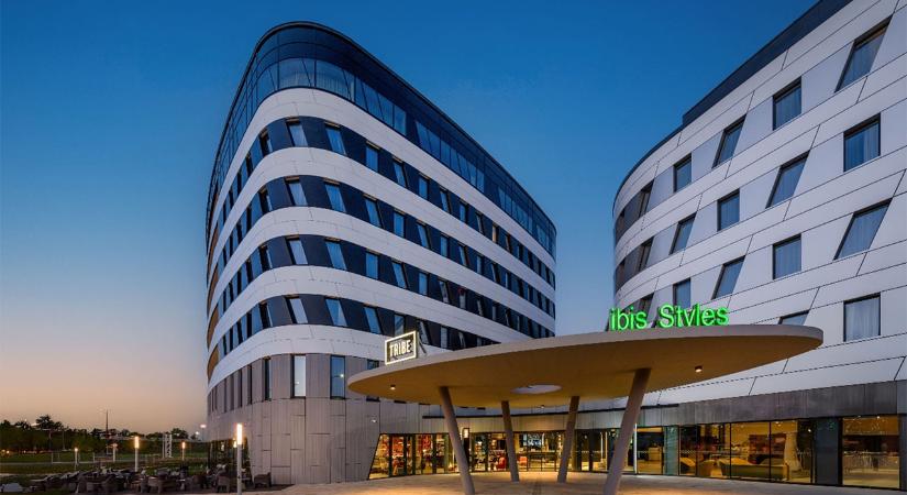 Merész dizájnnal és különleges kilátással várja vendégeit a Tribe hotel Ferihegyen