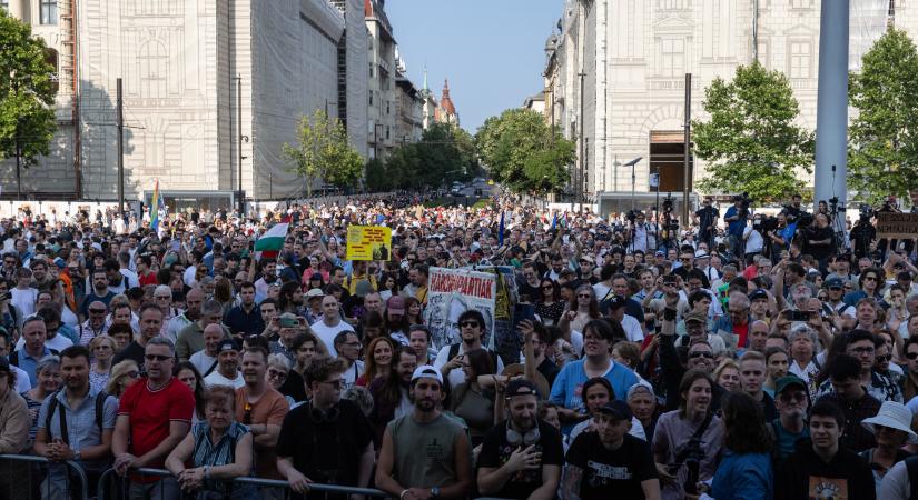 A putyinizálódás ellen tüntetnek a Kossuth téren