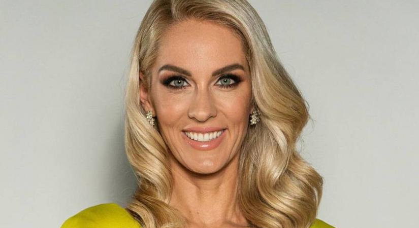 A TV2 híradósa köldökig kivágott ruhában: szexi dekoltázsa vonzza a tekinteteket
