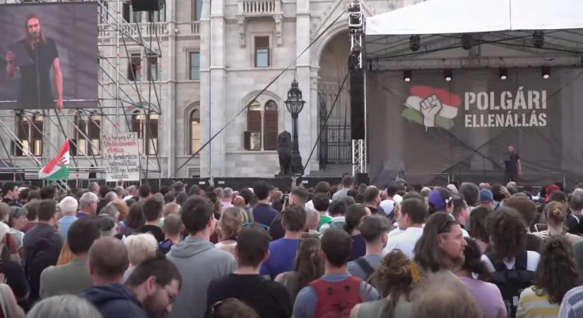 Tüntetés a Parlament előtt a független nyilvánosság védelmében