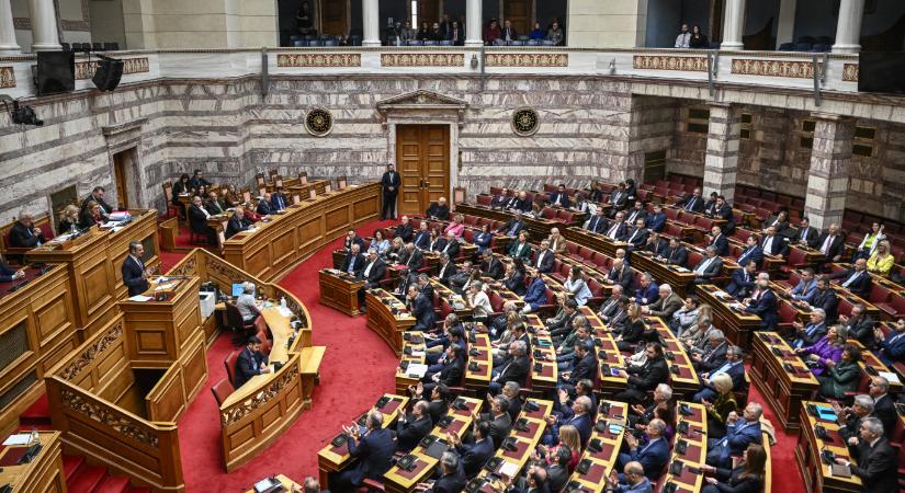 Kizártak a görög parlamentből két képviselőt, mert kiderült, hogy egy betiltott párt elítélt, neonáci vezetője irányítja őket