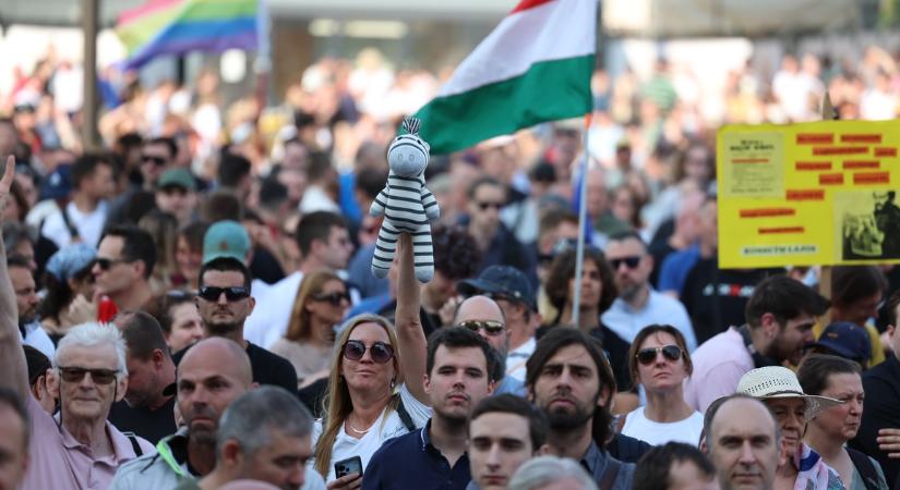 Hadházy és Puzsér együtt demonstrál a Kossuth téren - Már több ezren gyülekeznek - fotók