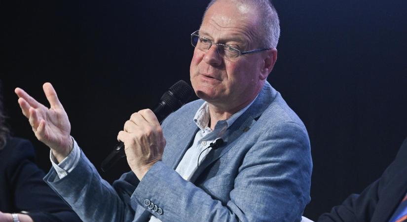 Navracsics Tibor: a közigazgatásban dolgozók egy családot alkotnak