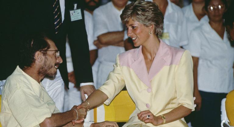 Százmilliós ruhát viselt Diana hercegnő a kórházi látogatásain
