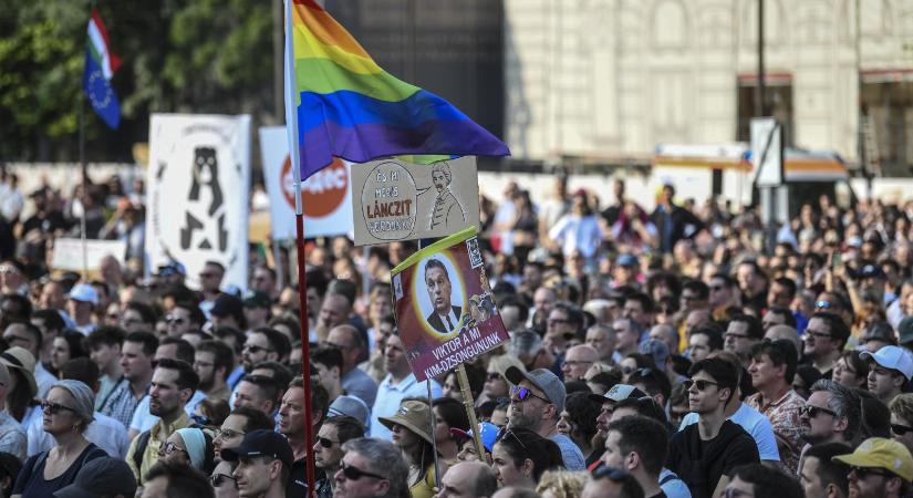 „Kedves Orbán Viktor, most el kell hogy zavarjunk ennek az épületnek lehetőleg még a közeléből is”