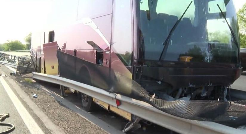 Ez állhat a hátterében az M3-ason történt buszbalesetnek  videó