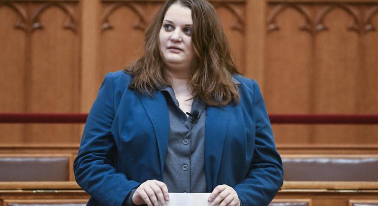 Újra kitiltották a Momentum egyik képviselőjét a parlamentből