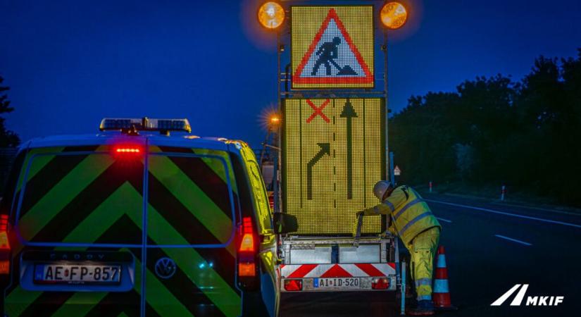 Az M1-es felújításnál is bevetik az új jelzőtáblákat