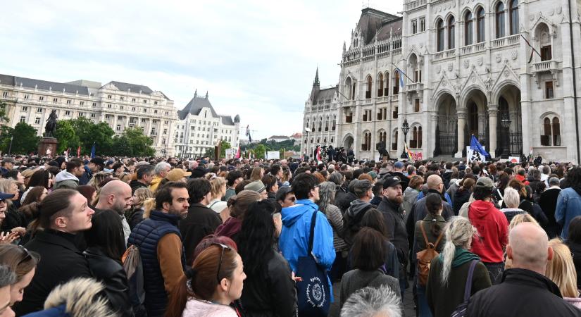 "Mi teremtjük a pillanatot, nem követjük többé!" - tízezrek tüntettek a Kossuth téren