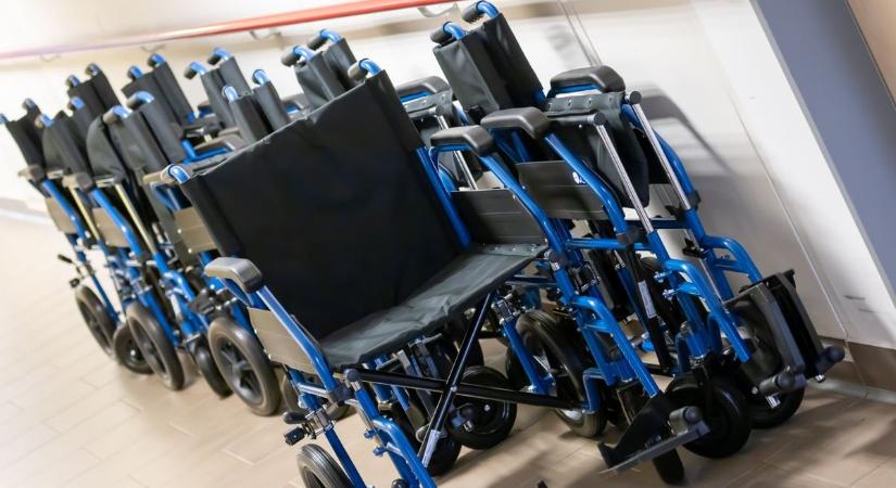 A betegek szállítását segítik az egri kórházba érkezett eszközök