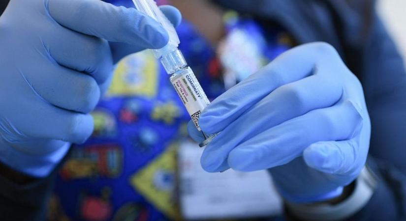 Az amerikai egészségügyi miniszter menesztette az oltásokról döntő szakmai testület tagjait