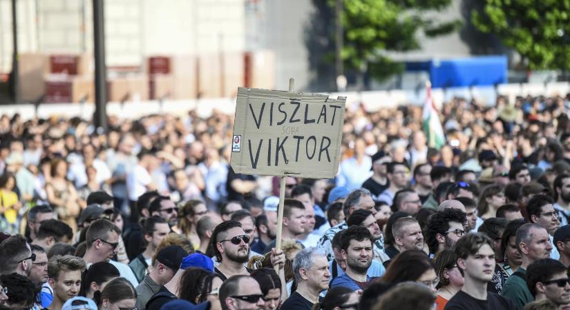„Már csak egyetlen érvényes követelés van: takarodjanak” – Galéria a Kossuth téri tüntetésről