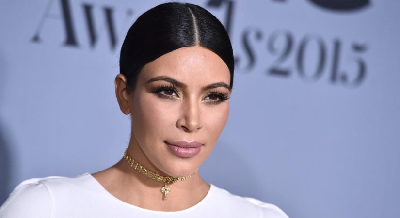 Kim Kardashian új Insta fotójáról hiányzik valami – észreveszed, mi az?