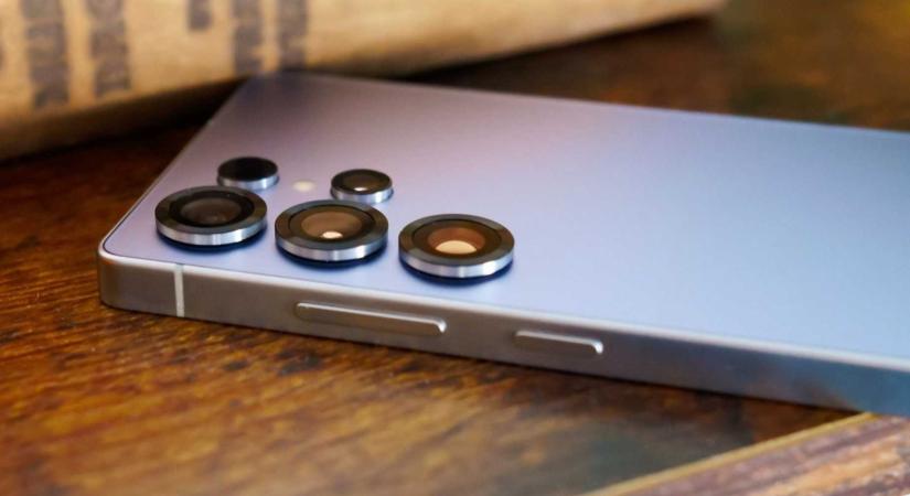 Van, akinek leesik a kameragyűrű a Samsung Galaxy S25 Ultráról