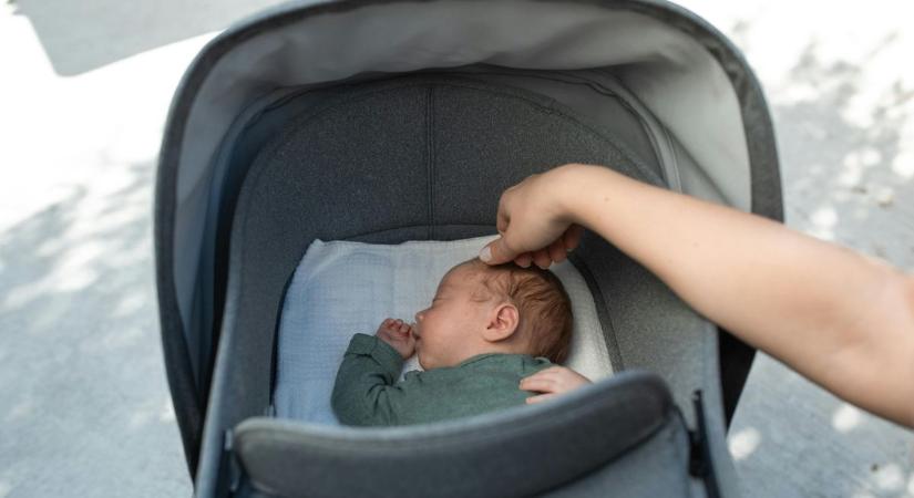 Hátborzongató: Lazán elsétált, majd a kisfiút a babakocsiban hagyta egyedül a megkéselt édesanya mellett!