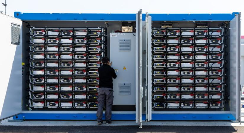 Több száz használt akkumulátormodulból épült energiatároló a római reptéren