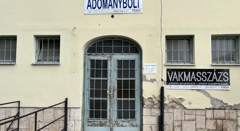 Szegényeket segítő adományboltot pakoltak ki Szekszárdon