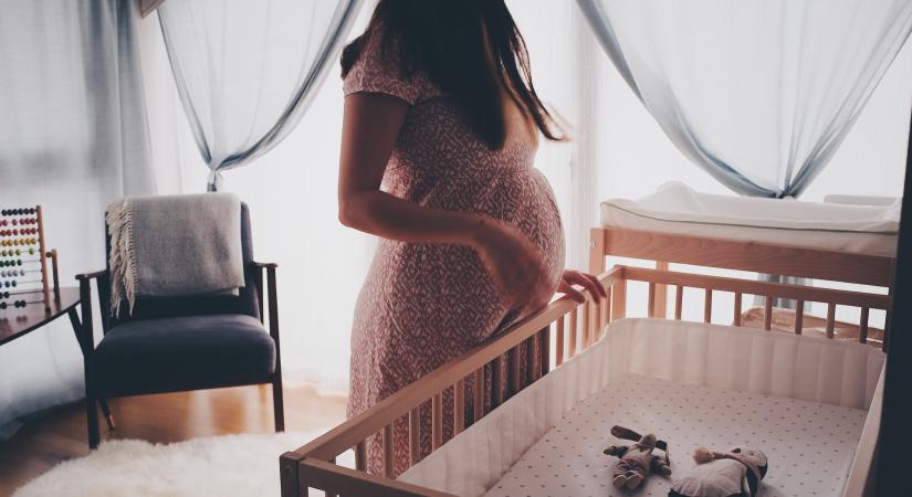 Milyen segítségre számíthatnak az önhibájukon kívül nehéz helyzetbe került babaváró hitelesek?