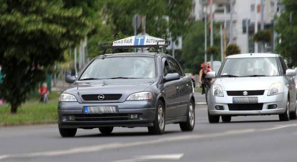 Korlátozzák Magyarországon a kezdő jogsival vezethető autók körét
