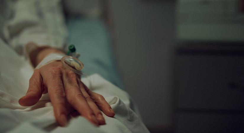Ezek a tünetek jelzik, hogy közel a vég – a tompa fájdalomtól a hallucinációig