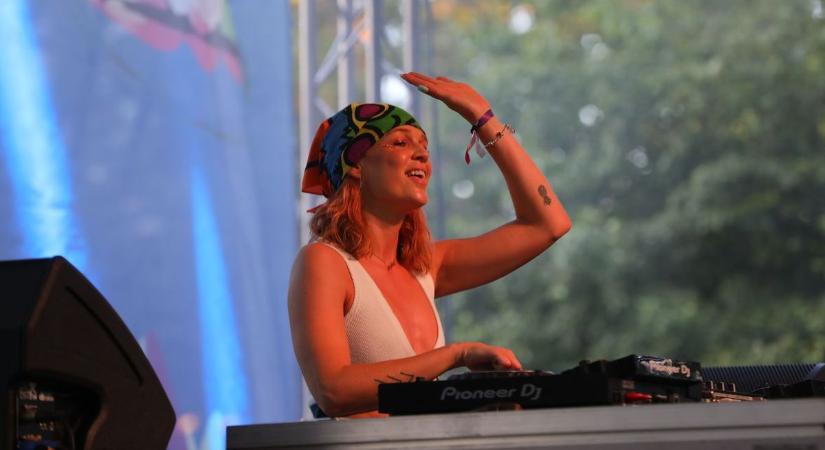 Egybekelt a híres magyar DJ és focista párja – videó