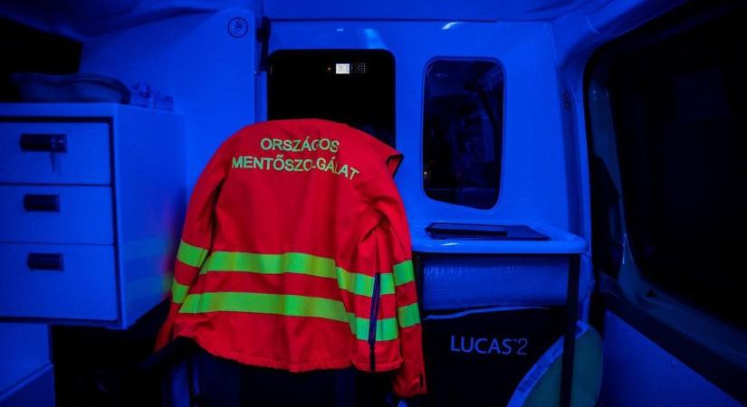 Őrjöngött, majd rátámadt a mentőkre egy zavartan viselkedő beteg