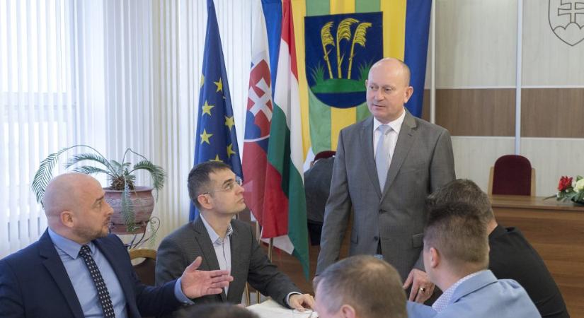 Szuverenitásvédelem: Magyar jelképek miatt jelentették fel és hallgatták ki a bősi polgármestert