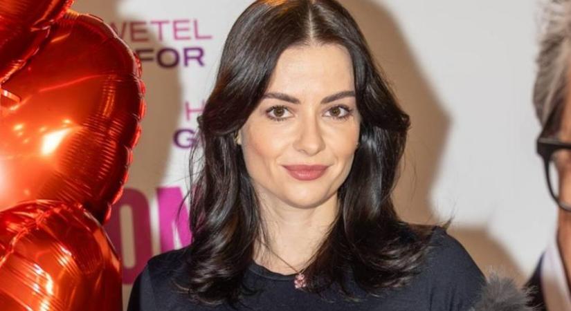 Lola esküvői címlapfotója: 6 hónapos terhesen uszályos csipkeruhában ment férjhez