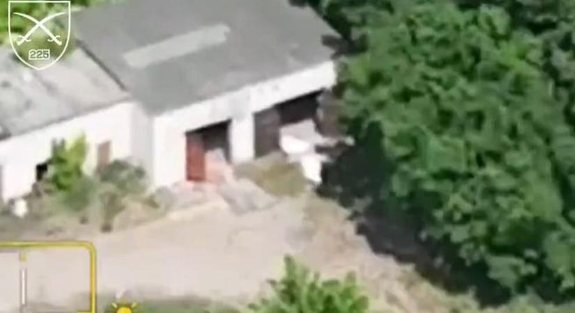 Videón, ahogy az ukrán drón „kiszimatol” és megsemmisít egy elrejtett orosz harckocsit (VIDEÓ)
