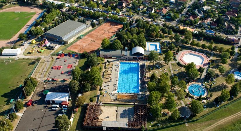 Nemcsak széltében és hosszában, hanem felfelé is kibővítik a sportcsarnokot az agglomerációs városban