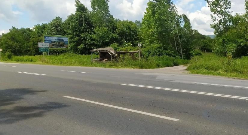 A kunyhó a Pécs táblánál senkit nem zavar?