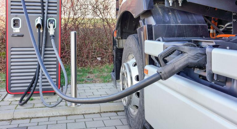 Milliárdos bírságok várhatnak a gyártókra az elektromos hajtású teherautók lassú terjedése miatt
