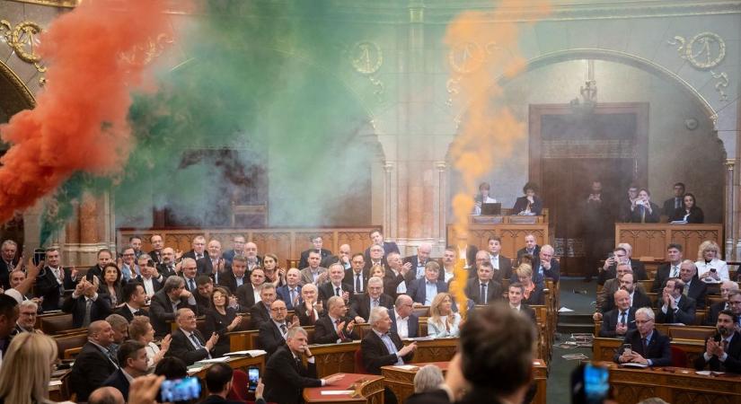 Százmilliós pénzeső a momentumosoknak