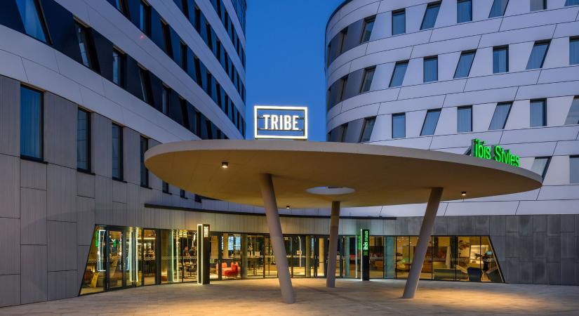 Merész dizájnnal és skybárral nyitott új szálloda a reptéren