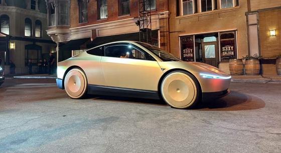 Felbukkant a Tesla első önvezető taxija, Elon Musk elárulta, mikor indul a szolgáltatás