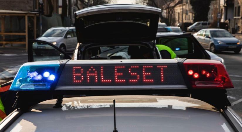 Kerékpáros és autó ütközött Debrecenben, a helyszínre a mentőket is riasztották