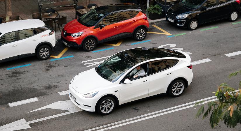 Indulhatnak a robot taxik, érik a Tesla nagy dobása