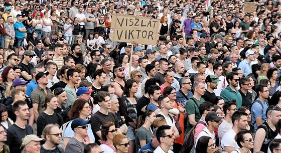„Ez már a kormánypárti ismerőseimnek is sok” – videón a Polgári Ellenállás Kossuth téri zászlóbontása