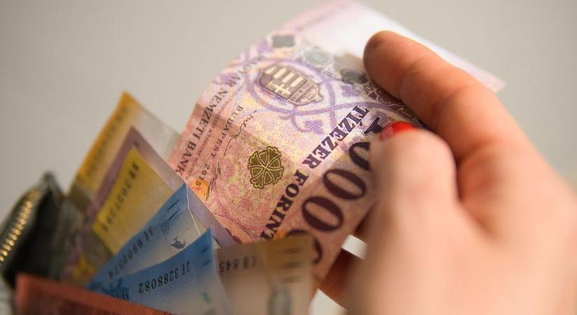 A forint válasza az inflációs adatra: hajszálnyira a 400 alatti euró
