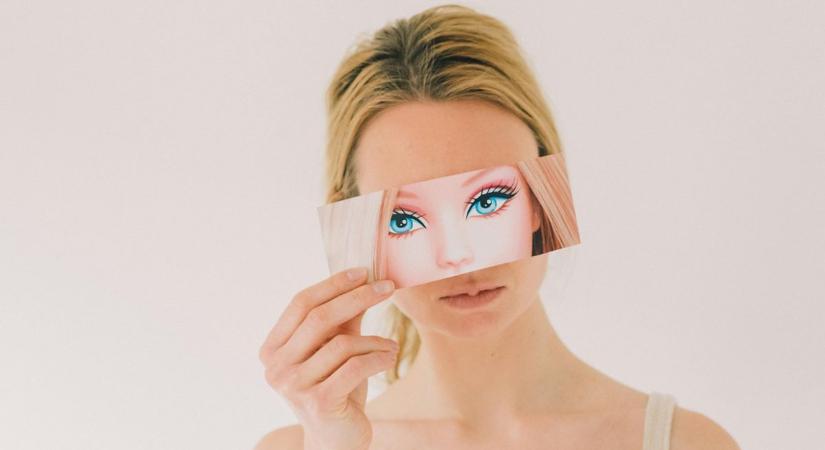 Visszacsináltatta plasztikai műtéteit az édesanya, hogy kevésbé hasonlítson egy Barbie babára