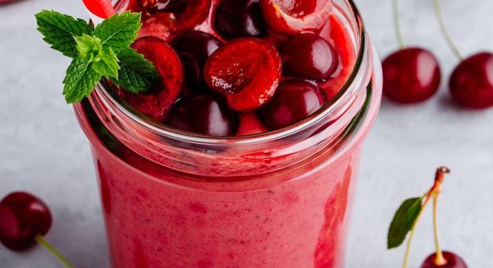 Napindító cseresznyés smoothie: joghurttól és banántól krémes