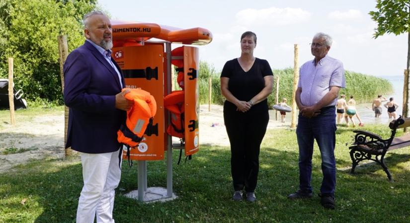 Újabb Balaton-parti város biztosítja a gyerekek biztonságos fürdőzését